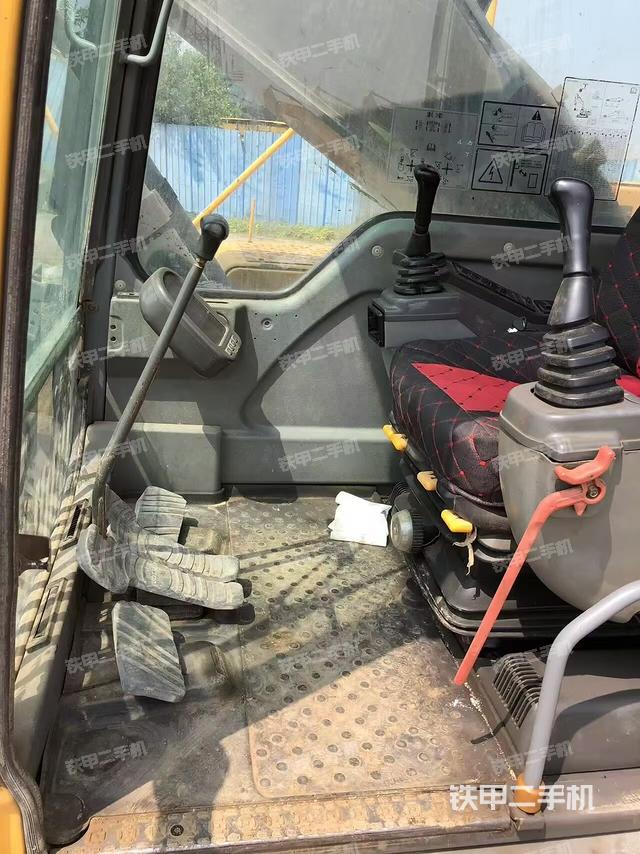 驾驶室整体(整机外观) 驾驶室整体(整机外观)