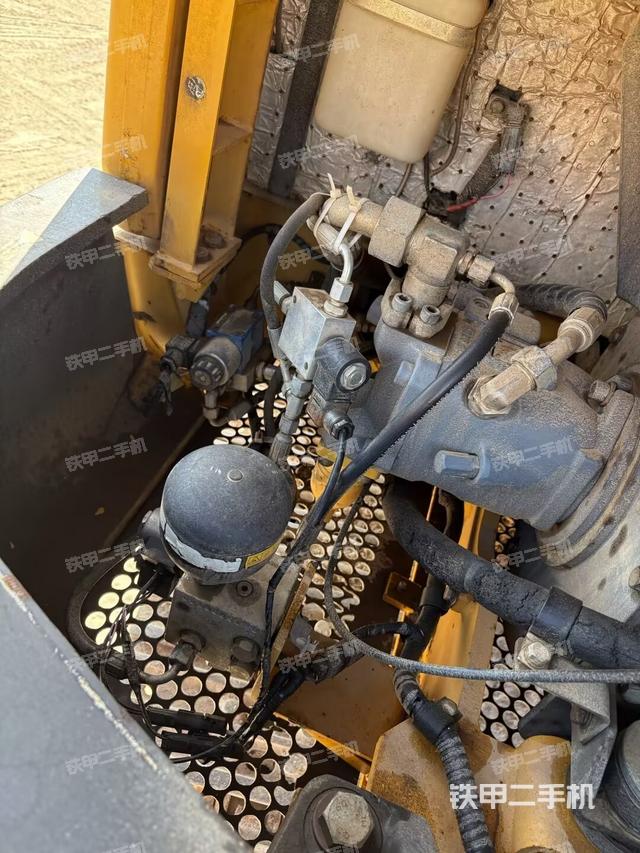 液壓泵艙室正面整體(整機(jī)外觀) 液壓泵艙室正面整體(整機(jī)外觀)