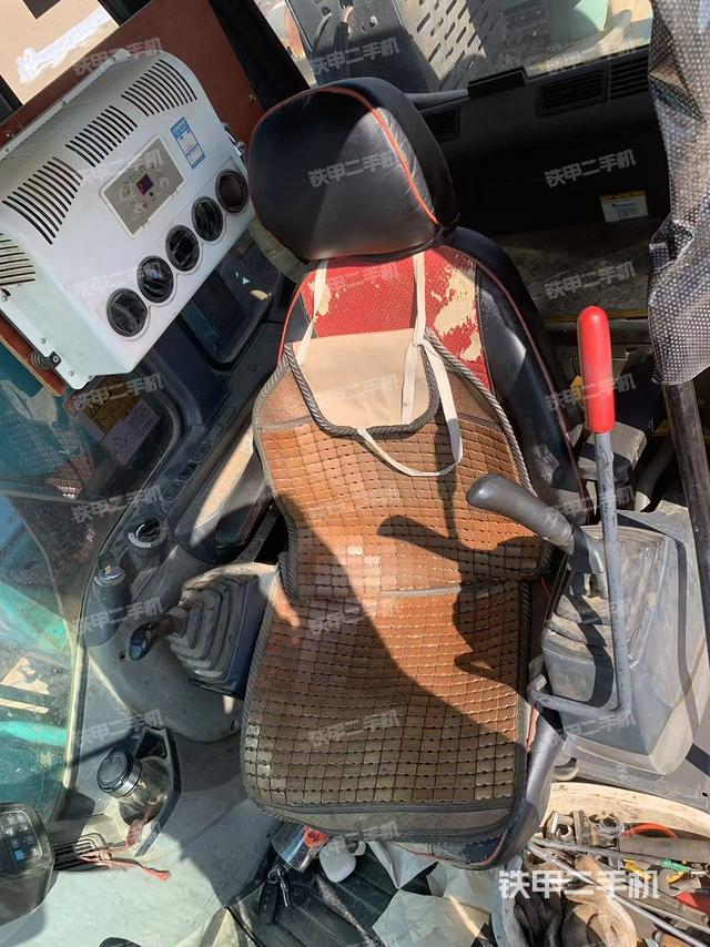 駕駛室整體(整機(jī)外觀) 駕駛室整體(整機(jī)外觀)
