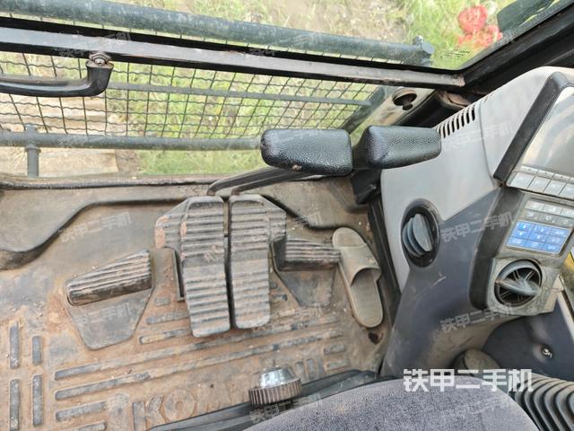 行走控制手柄和踏板?俯拍(駕駛室部分) 行走控制手柄和踏板?俯拍(駕駛室部分)