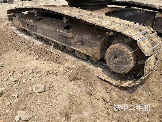 單側(cè)履帶整體(整機外觀) 單側(cè)履帶整體(整機外觀)