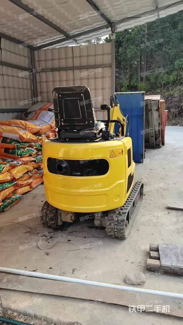 回轉(zhuǎn)馬達(dá)和主控閥（整機(jī)外觀）