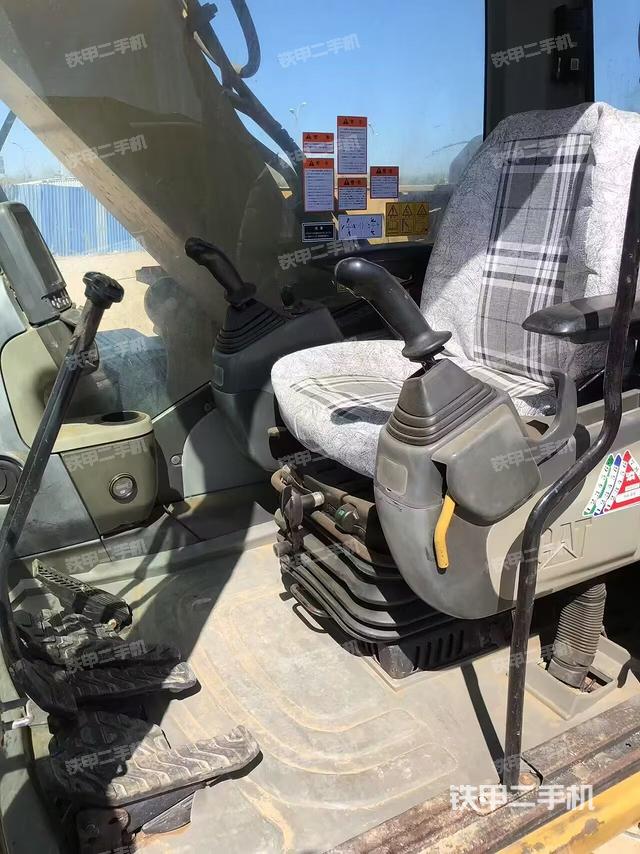 駕駛室整體(整機(jī)外觀) 駕駛室整體(整機(jī)外觀)