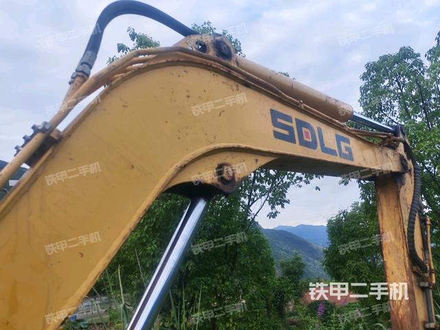 轉(zhuǎn)盤和下車架正前(工作和回轉(zhuǎn)裝置) 轉(zhuǎn)盤和下車架正前(工作和回轉(zhuǎn)裝置)