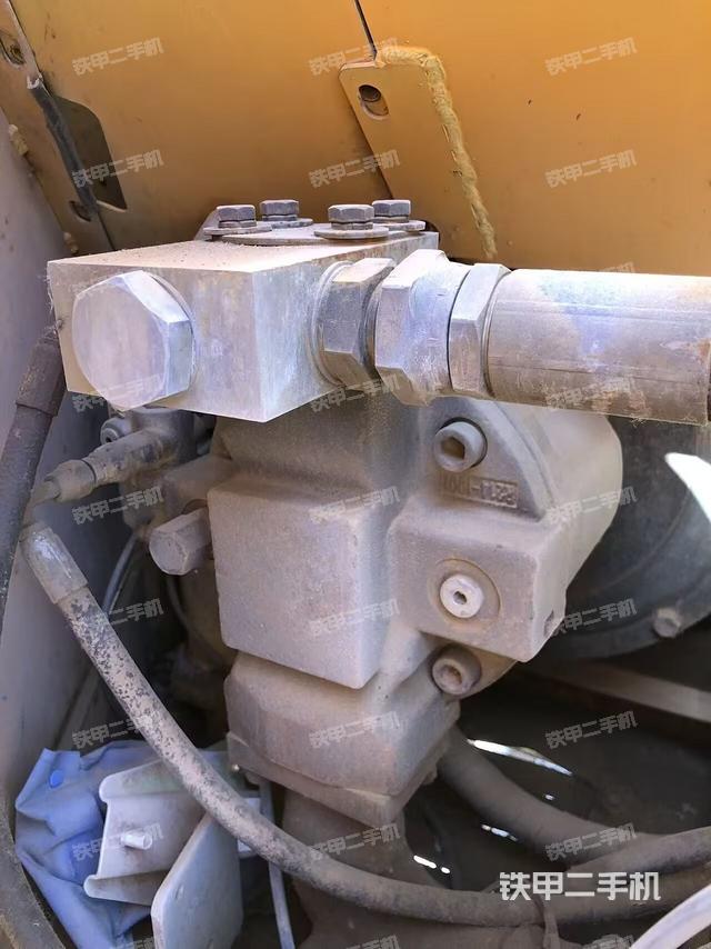 液壓泵艙室正面整體(整機(jī)外觀) 液壓泵艙室正面整體(整機(jī)外觀)