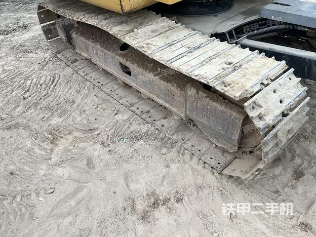 單側(cè)履帶整體(整機(jī)外觀) 單側(cè)履帶整體(整機(jī)外觀)