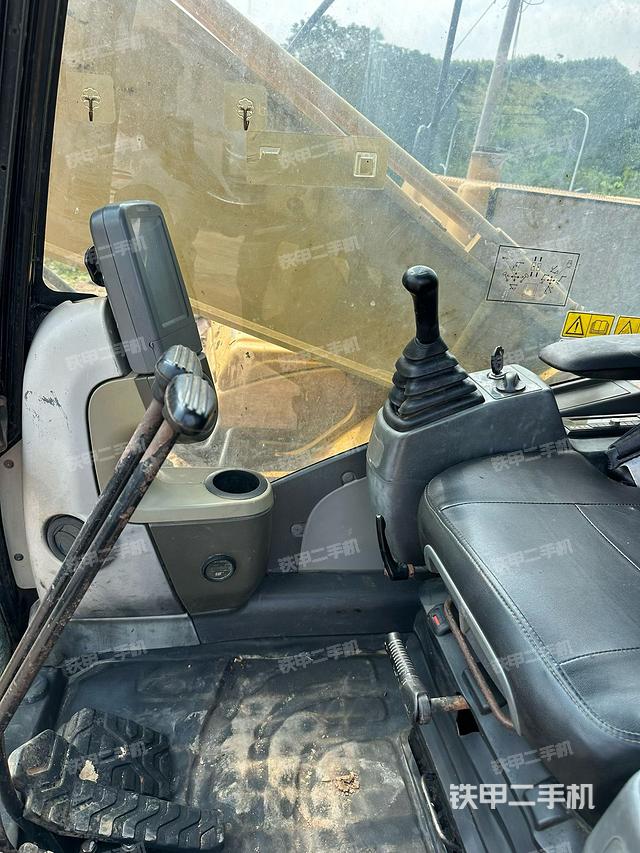 駕駛室整體(整機(jī)外觀) 駕駛室整體(整機(jī)外觀)