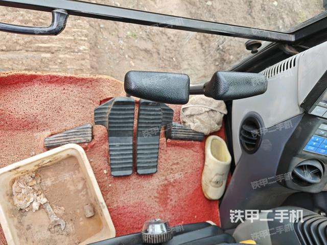 行走控制手柄和踏板?俯拍(駕駛室部分) 行走控制手柄和踏板?俯拍(駕駛室部分)
