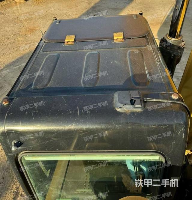 駕駛室頂部(整機(jī)外觀) 駕駛室頂部(整機(jī)外觀)
