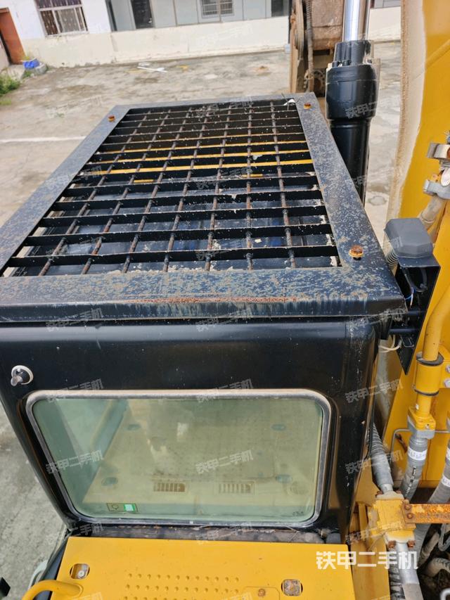 駕駛室頂部(整機(jī)外觀) 駕駛室頂部(整機(jī)外觀)
