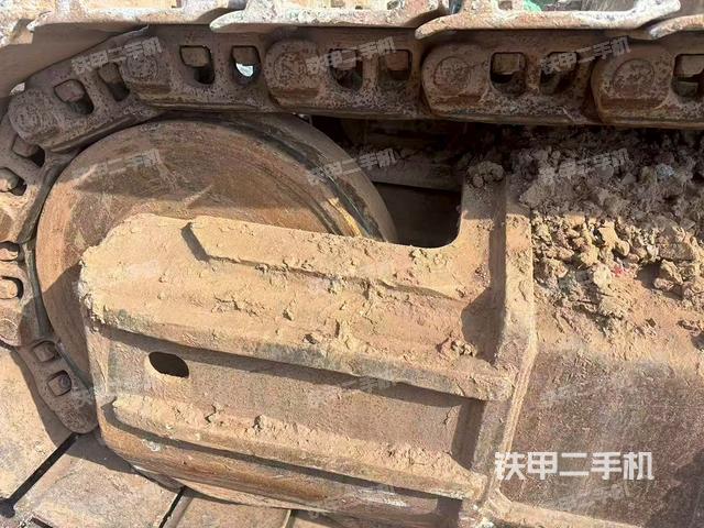 單側(cè)履帶整體(整機(jī)外觀) 單側(cè)履帶整體(整機(jī)外觀)