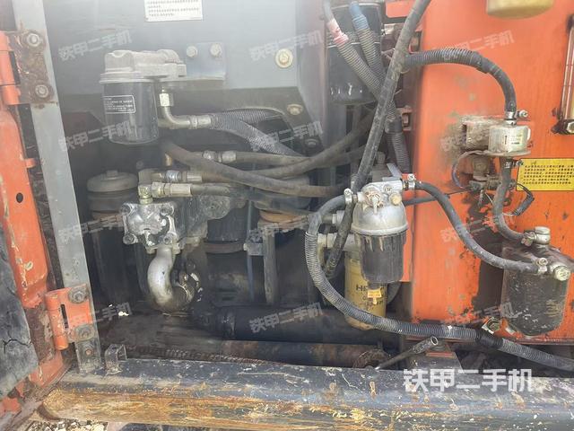 液壓泵艙室正面整體(整機(jī)外觀) 液壓泵艙室正面整體(整機(jī)外觀)