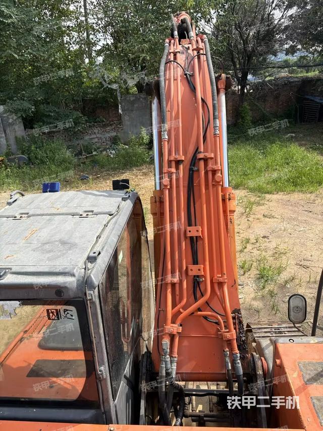 駕駛室頂部(整機(jī)外觀) 駕駛室頂部(整機(jī)外觀)