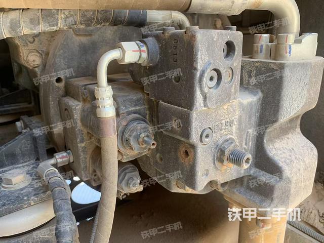 液壓泵艙室正面整體(整機(jī)外觀) 液壓泵艙室正面整體(整機(jī)外觀)