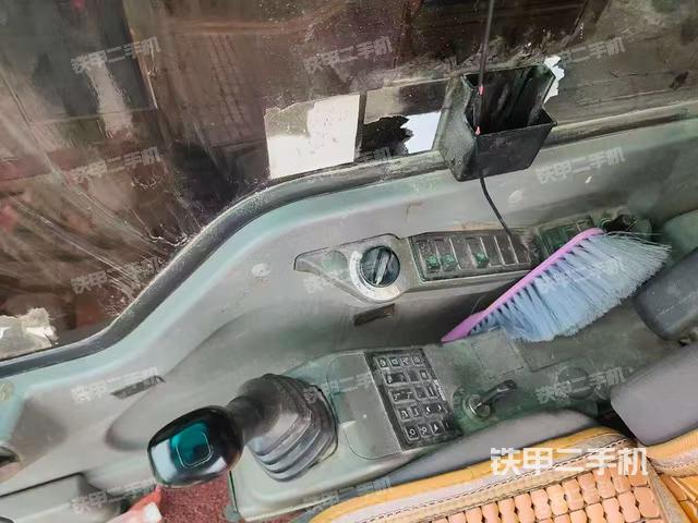 駕駛室整體(整機(jī)外觀) 駕駛室整體(整機(jī)外觀)