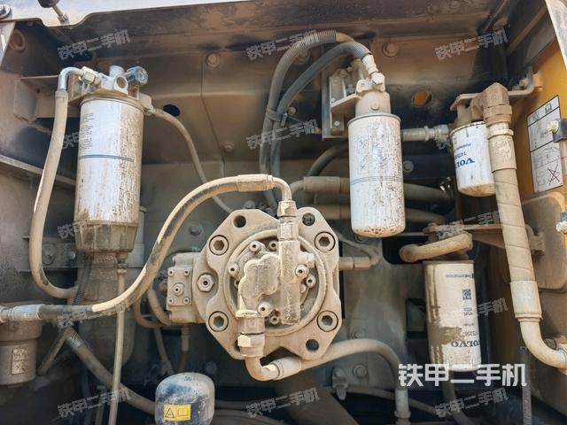 液壓泵艙室正面整體(整機(jī)外觀) 液壓泵艙室正面整體(整機(jī)外觀)