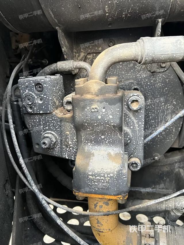液压泵舱室正面整体(整机外观) 液压泵舱室正面整体(整机外观)