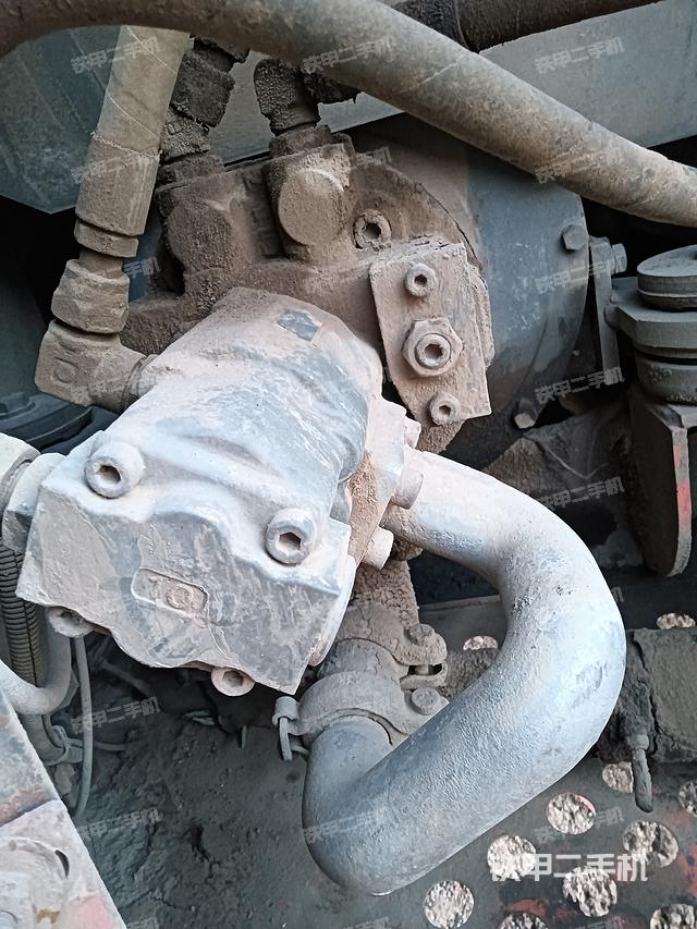 液压泵舱室正面整体（整机外观）