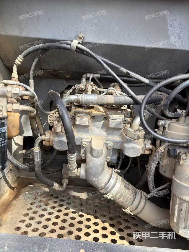 液壓泵艙室正面整體(整機(jī)外觀) 液壓泵艙室正面整體(整機(jī)外觀)