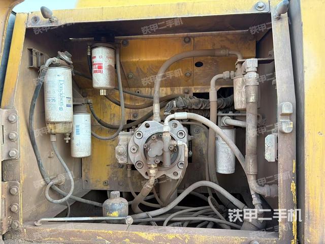 液压泵舱室正面整体（整机外观）