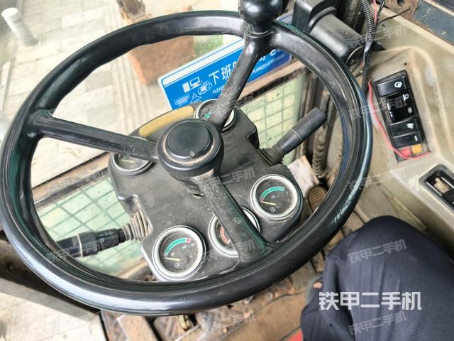 行走控制手柄和踏板 俯拍(驾驶室部分) 行走控制手柄和踏板 俯拍(驾驶室部分)
