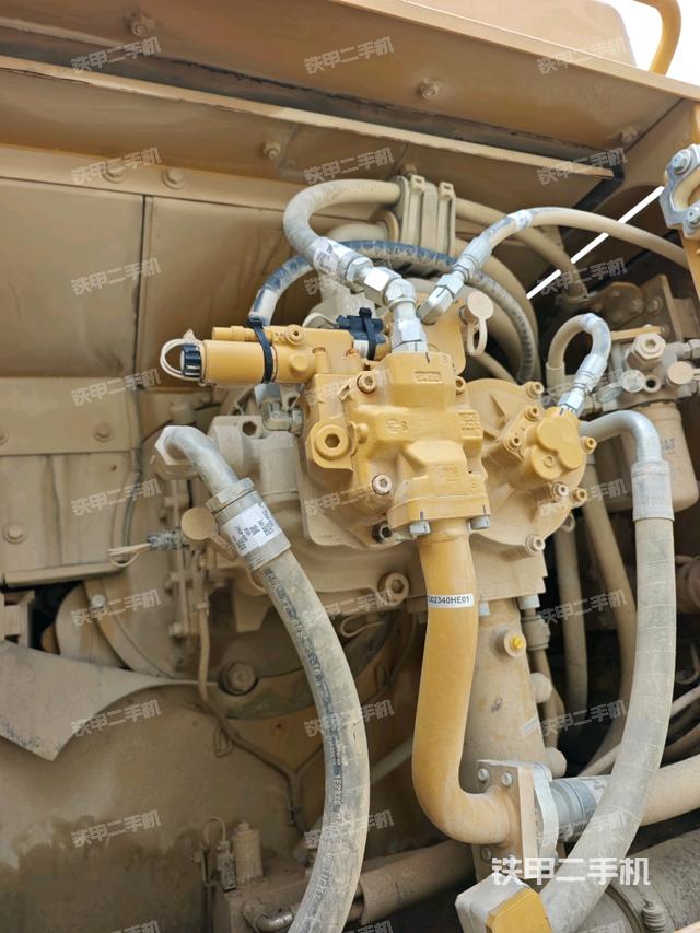 液壓泵艙室正面整體(整機(jī)外觀) 液壓泵艙室正面整體(整機(jī)外觀)