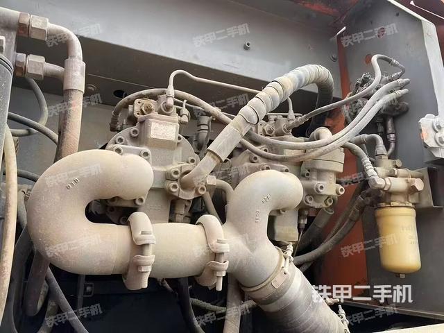 液壓泵艙室正面整體(整機外觀) 液壓泵艙室正面整體(整機外觀)