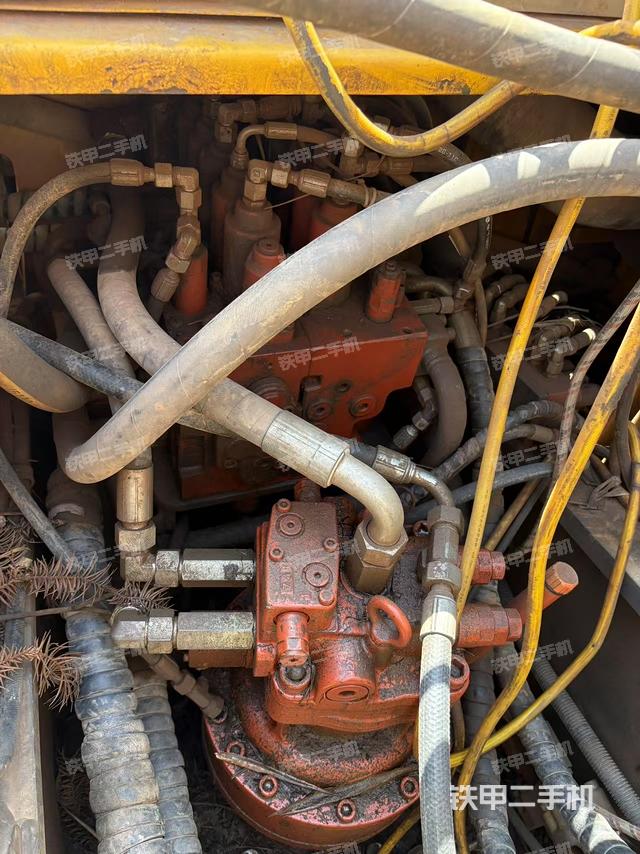 回转马达和主控阀（整机外观）