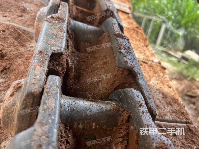 單側(cè)履帶整體(整機(jī)外觀) 單側(cè)履帶整體(整機(jī)外觀)