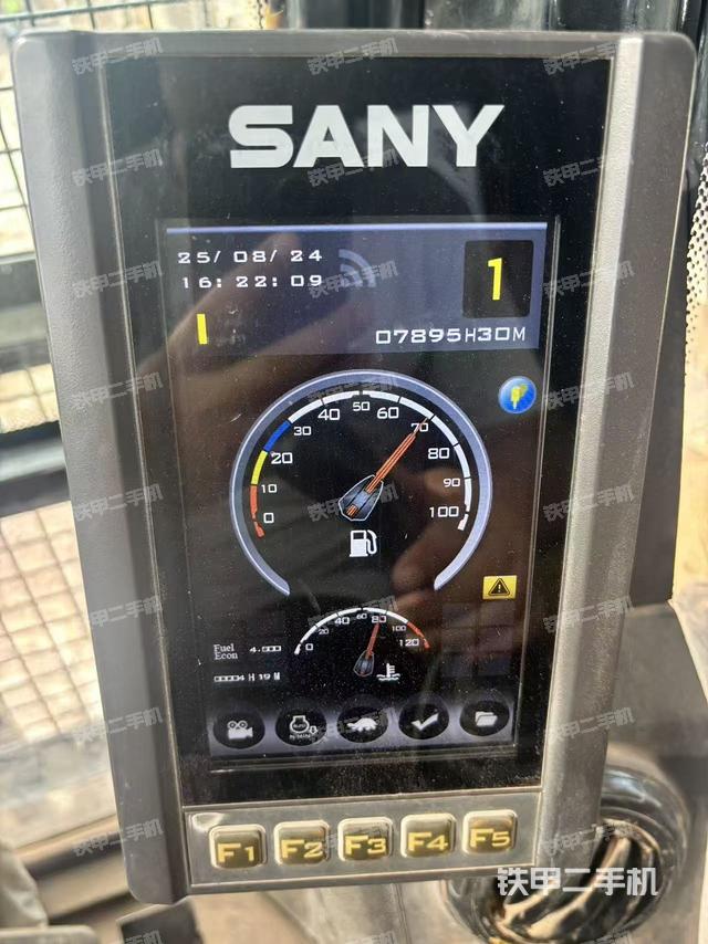 駕駛室整體(整機(jī)外觀) 駕駛室整體(整機(jī)外觀)
