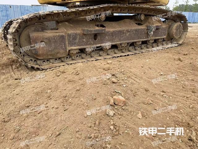 單側(cè)履帶整體(整機外觀) 單側(cè)履帶整體(整機外觀)