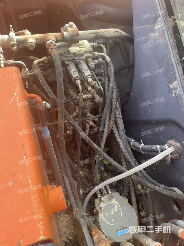 回轉(zhuǎn)馬達(dá)和主控閥（整機(jī)外觀）