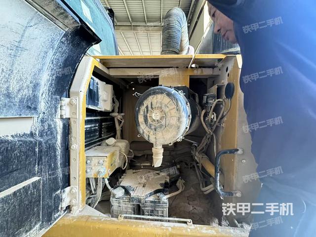 液壓泵艙室正面整體(整機(jī)外觀) 液壓泵艙室正面整體(整機(jī)外觀)