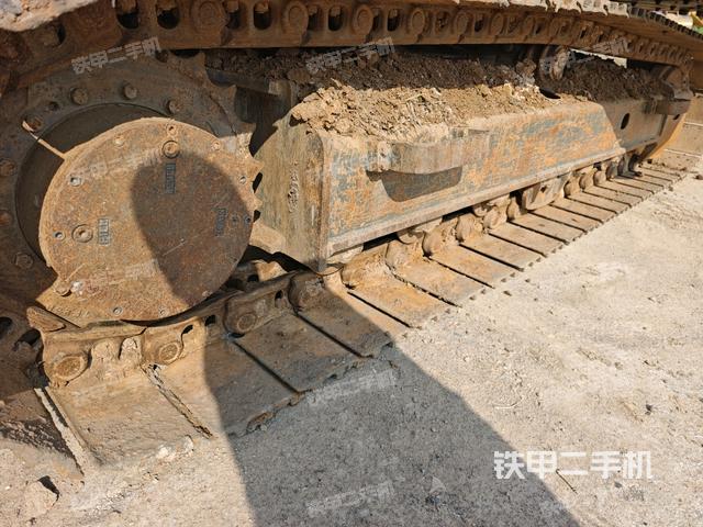 單側(cè)履帶整體(整機(jī)外觀) 單側(cè)履帶整體(整機(jī)外觀)