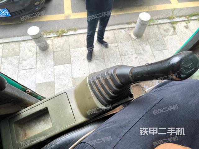 座椅左侧控制台/音响/含左手柄(驾驶室部分) 座椅左侧控制台/音响/含左手柄(驾驶室部分)