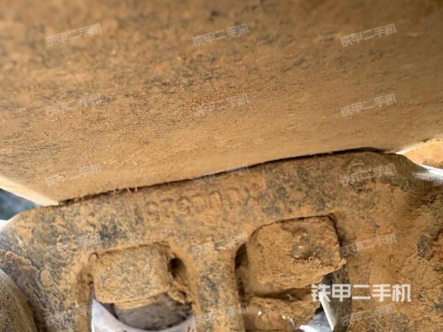 單側(cè)履帶整體(整機(jī)外觀) 單側(cè)履帶整體(整機(jī)外觀)
