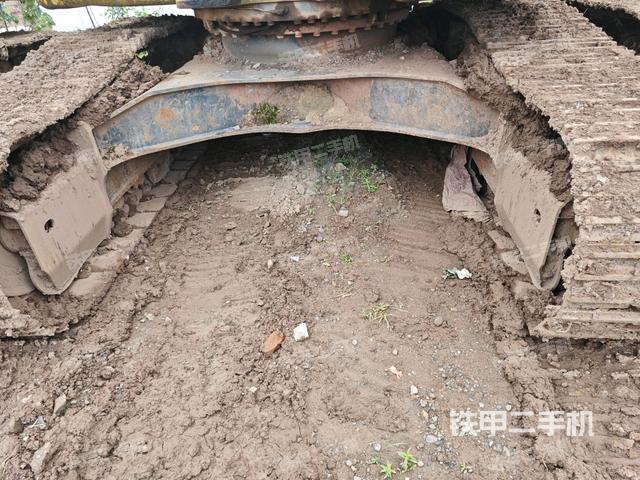 轉(zhuǎn)盤和下車架正前(工作和回轉(zhuǎn)裝置) 轉(zhuǎn)盤和下車架正前(工作和回轉(zhuǎn)裝置)