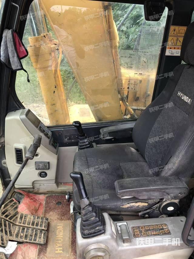 駕駛室頂部(整機(jī)外觀) 駕駛室頂部(整機(jī)外觀)