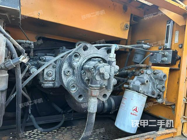 液壓泵艙室正面整體(整機外觀) 液壓泵艙室正面整體(整機外觀)