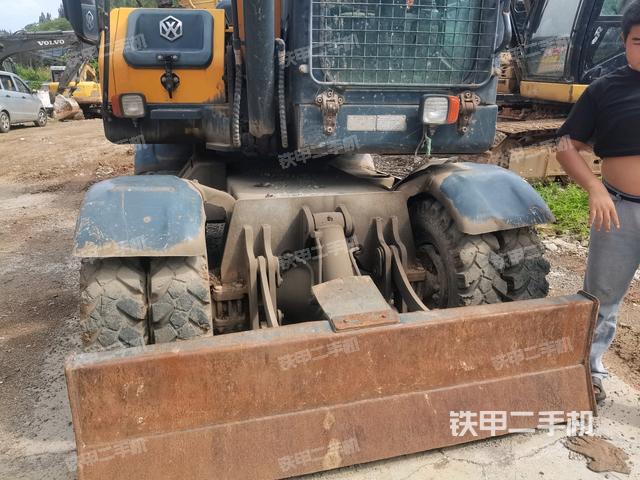 转盘和下车架正前(工作和回转装置) 转盘和下车架正前(工作和回转装置)