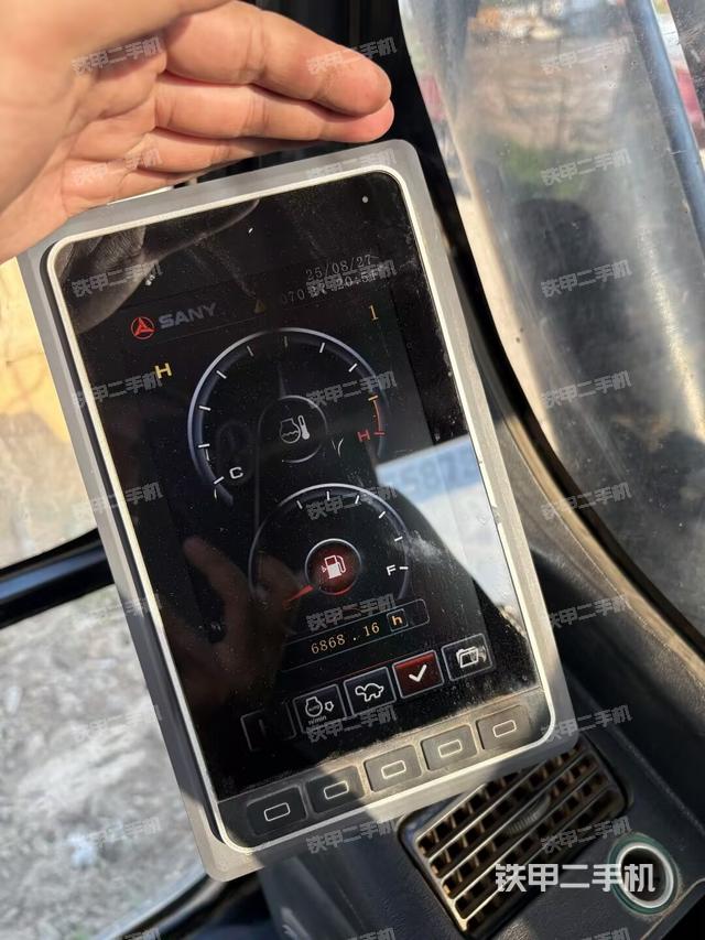 駕駛室整體(整機外觀) 駕駛室整體(整機外觀)