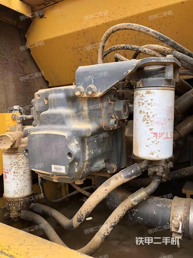 液壓泵艙室正面整體(整機外觀) 液壓泵艙室正面整體(整機外觀)