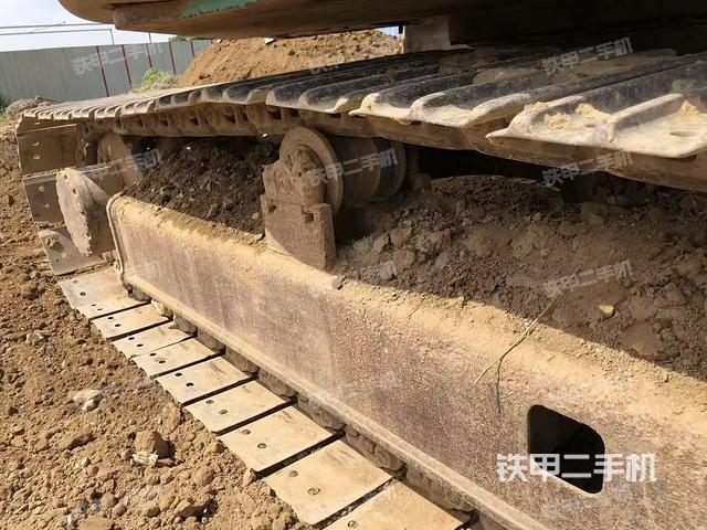 單側(cè)履帶整體(整機(jī)外觀) 單側(cè)履帶整體(整機(jī)外觀)