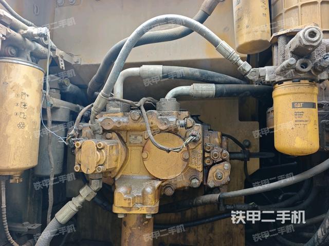 液壓泵艙室正面整體(整機(jī)外觀) 液壓泵艙室正面整體(整機(jī)外觀)