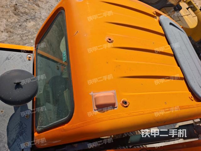 駕駛室頂部(整機(jī)外觀) 駕駛室頂部(整機(jī)外觀)