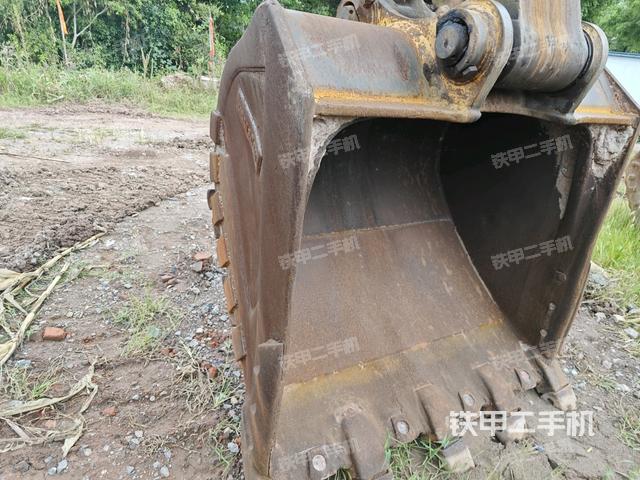 鏟斗右后整體(工作和回轉(zhuǎn)裝置) 鏟斗右后整體(工作和回轉(zhuǎn)裝置)