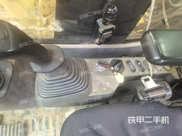 駕駛室整體(整機(jī)外觀) 駕駛室整體(整機(jī)外觀)