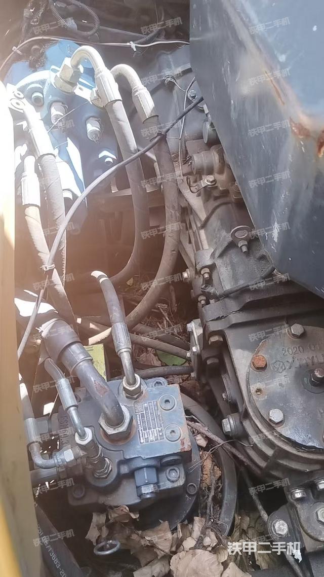 液压泵舱室正面整体(整机外观) 液压泵舱室正面整体(整机外观)