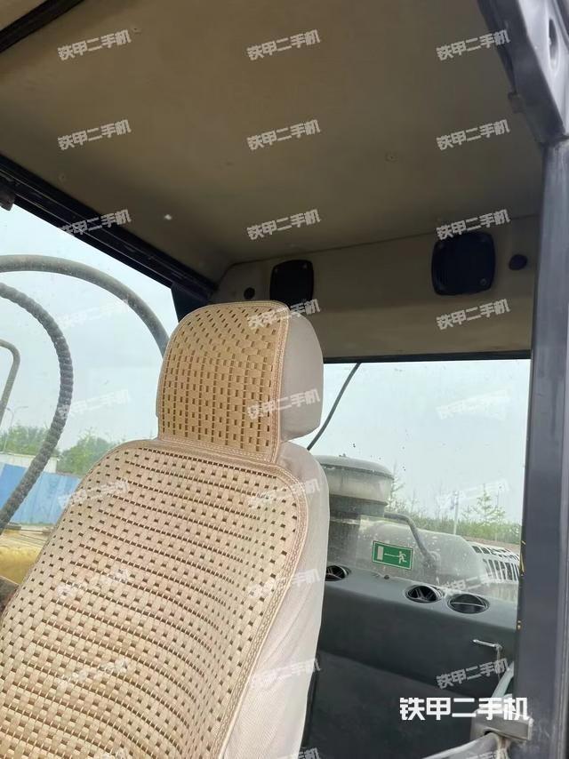 駕駛室頂部(整機外觀) 駕駛室頂部(整機外觀)