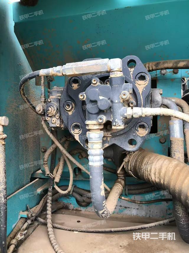 液壓泵艙室正面整體(整機(jī)外觀) 液壓泵艙室正面整體(整機(jī)外觀)